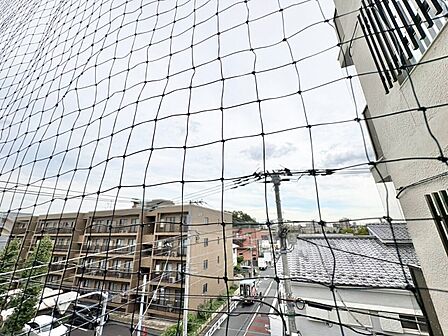 窓を開けると広がる青空。心をリフレッシュして日々を過ごしていきましょう。