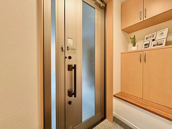 シューズボックスを完備した玄関です。