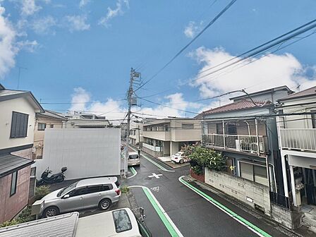 窓を開けると広がる青空。心をリフレッシュして日々を過ごしていきましょう。