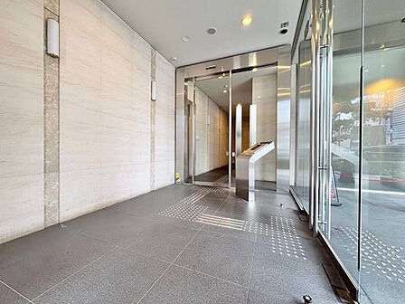 エントランス内部は、管理が行き届き清潔な共有スペースとなっています。