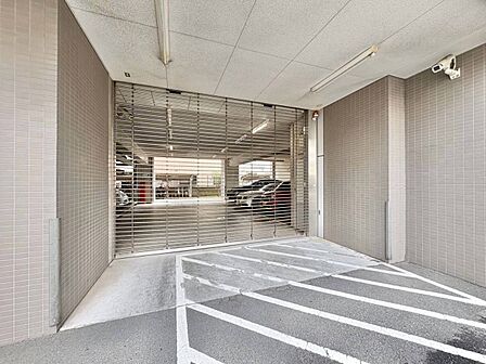 本物件の駐車スペースです。車種制限のある場合もございますので、お気軽にお問い合わせくださいませ。