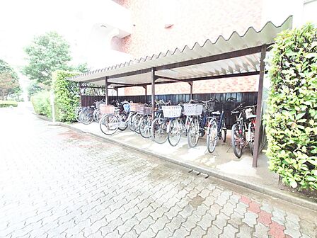 きちんと整備された駐輪場。住む方の心遣いが感じられます。