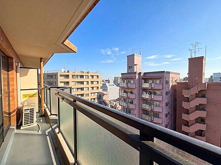 窓を開けると広がる青空。心をリフレッシュして日々を過ごしていきましょう。