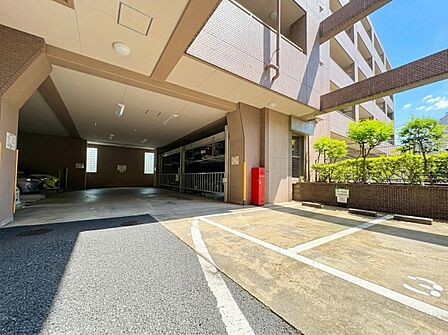 本物件の駐車スペースです。車種制限のある場合もございますので、お気軽にお問い合わせくださいませ。
