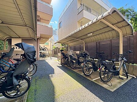 きちんと整備された駐輪場。住む方の心遣いが感じられます。