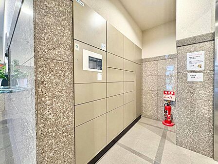 共用部分の宅配ボックスです。留守中の荷物受け取りもできるので、安心して外出ができますね。
