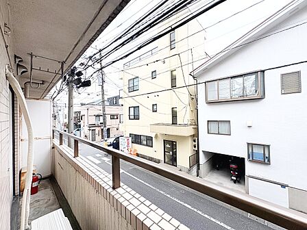 暮らしの中で、光と風を演出してくれるバルコニー。