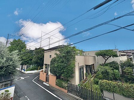 窓を開けると広がる青空。心をリフレッシュして日々を過ごしていきましょう。