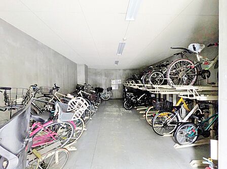 きちんと整備された駐輪場。住む方の心遣いが感じられます。