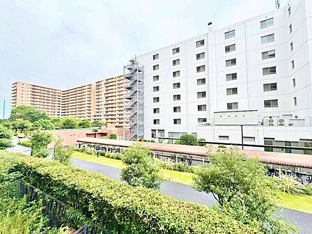 窓を開けると広がる青空。心をリフレッシュして日々を過ごしていきましょう。