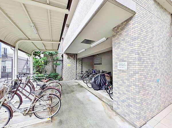 きちんと整備された駐輪場。住む方の心遣いが感じられます。