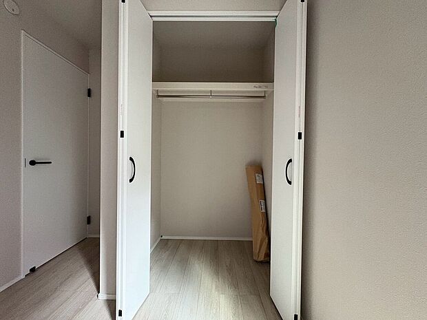 居室にはクローゼットがあり、荷物もスッキリ収納して快適にお過ごしいただけます。