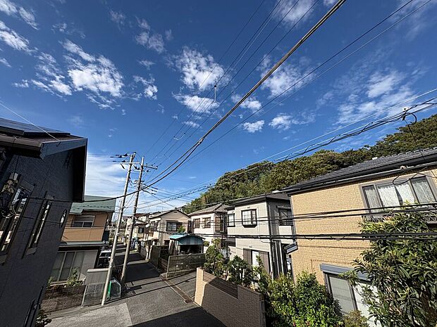窓を開けると広がる青空。心をリフレッシュして日々を過ごしていきましょう。