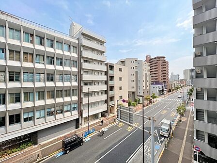 窓を開けると広がる青空。心をリフレッシュして日々を過ごしていきましょう。