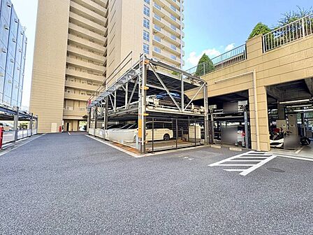 本物件の駐車スペースです。車種制限のある場合もございますので、お気軽にお問い合わせくださいませ。