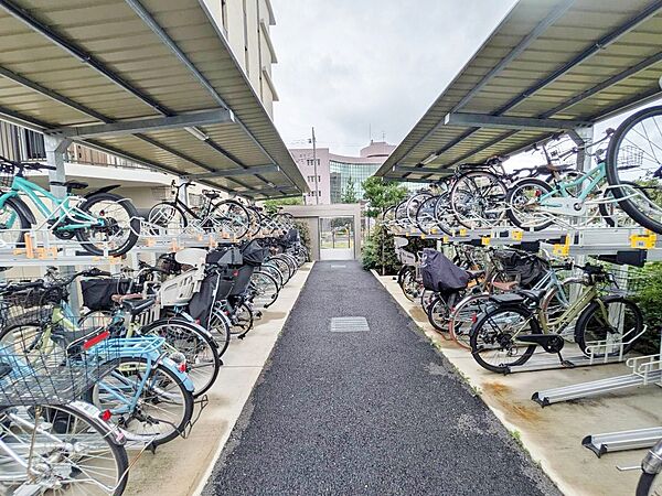 きちんと整備された駐輪場。住む方の心遣いが感じられます。
