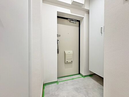 シューズボックスを完備した玄関です。