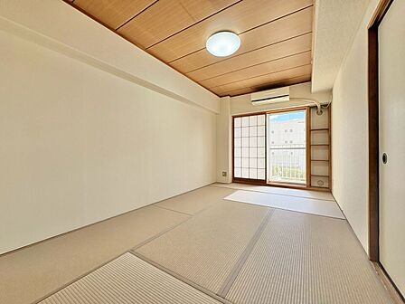 ベッドも十分に設置するスペースがあります。