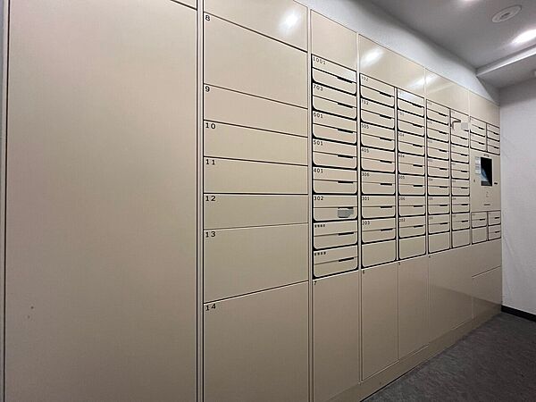 共用部分の宅配ボックスです。留守中の荷物受け取りもできるので、安心して外出ができますね。