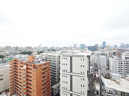 窓を開けると広がる青空。心をリフレッシュして日々を過ごしていきましょう。