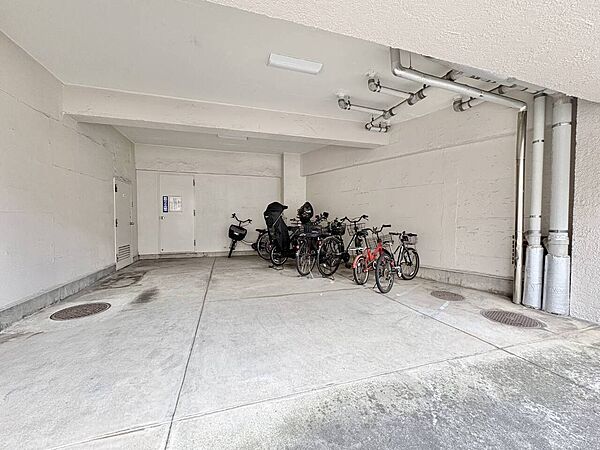 整理整頓された駐輪場で、管理体制の良好さがうかがえます。