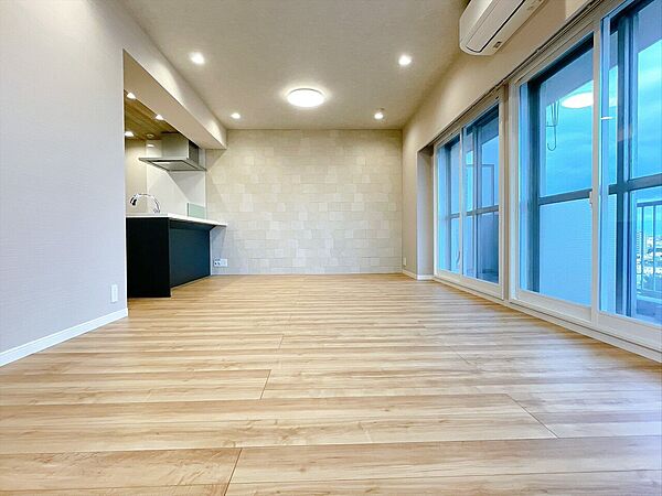 忙しく過ぎゆく日常を置き去るほど、ゆったりした時間が流れるリビング。