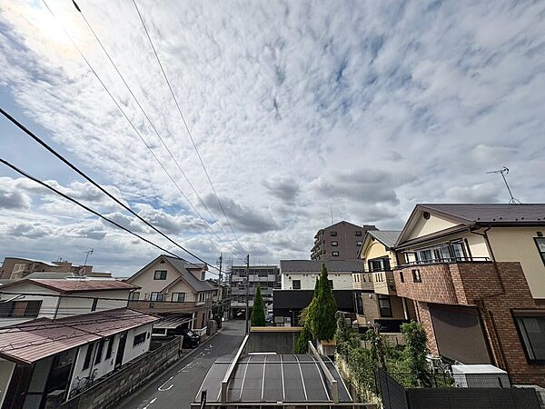 窓を開けると広がる青空。心をリフレッシュして日々を過ごしていきましょう。