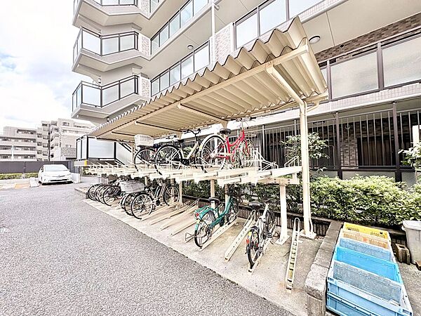 整理整頓された駐輪場で、管理体制の良好さがうかがえます。