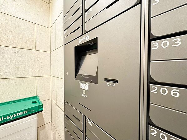 共用部分の宅配ボックスです。留守中の荷物受け取りもできるので、安心して外出ができますね。