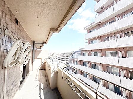 窓を開けると広がる青空。心をリフレッシュして日々を過ごしていきましょう。