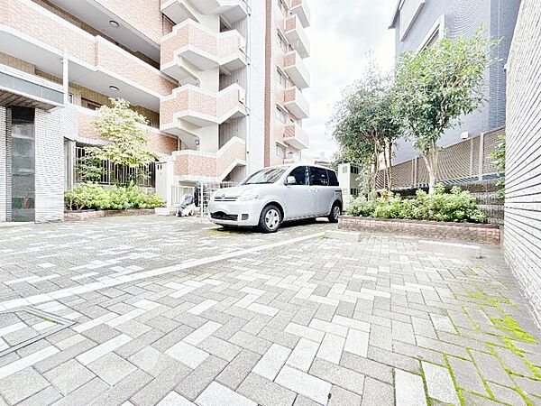 本物件の駐車スペースです。車種制限のある場合もございますので、お気軽にお問い合わせくださいませ。