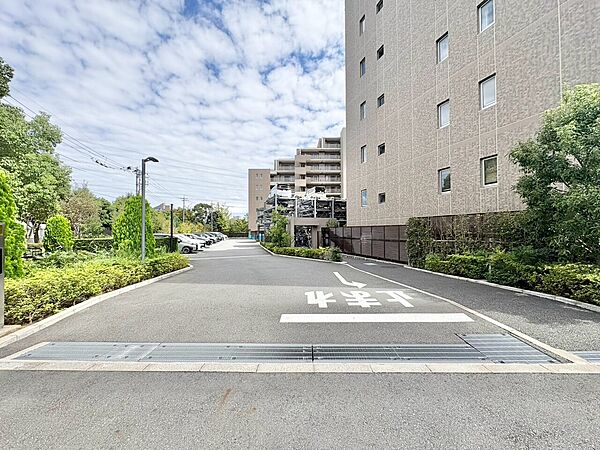 本物件の駐車スペースです。車種制限のある場合もございますので、お気軽にお問い合わせくださいませ。
