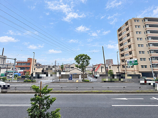 窓を開けると広がる青空。心をリフレッシュして日々を過ごしていきましょう。