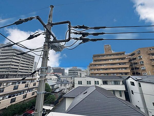 窓を開けると広がる青空。心をリフレッシュして日々を過ごしていきましょう。