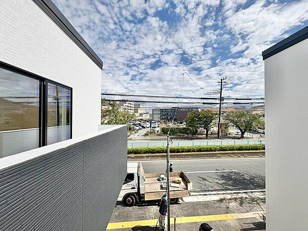 窓を開けると広がる青空。心をリフレッシュして日々を過ごしていきましょう。