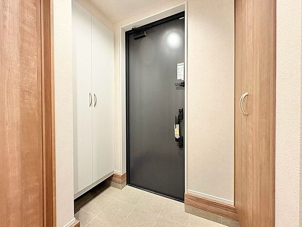 シューズボックスを完備した玄関です。