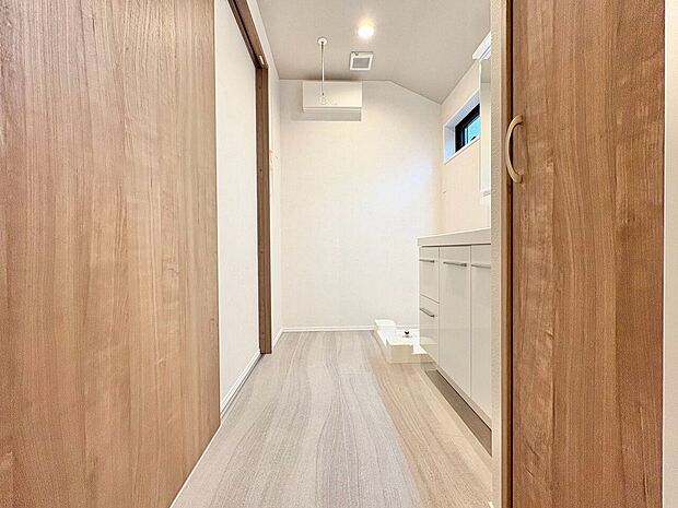 清潔感と心地よさを重視した、上質感漂うパウダールーム。