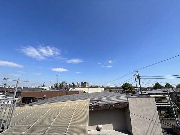 窓を開けると広がる青空。心をリフレッシュして日々を過ごしていきましょう。