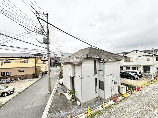 窓を開けると広がる青空。心をリフレッシュして日々を過ごしていきましょう。