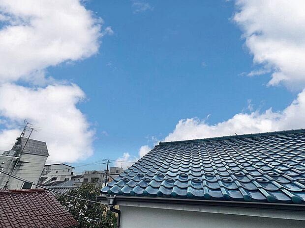 窓を開けると広がる青空。心をリフレッシュして日々を過ごしていきましょう。