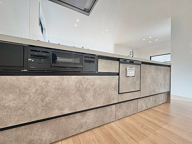 スマートな意匠と充実の機能を備えたキッチンが、暮らしにおいしい彩りを添えます。