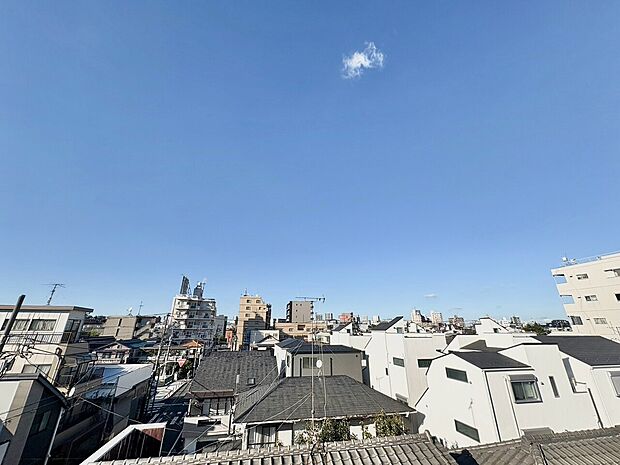 窓を開けると広がる青空。心をリフレッシュして日々を過ごしていきましょう。