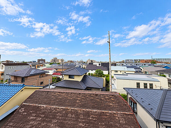 窓を開けると広がる青空。心をリフレッシュして日々を過ごしていきましょう。