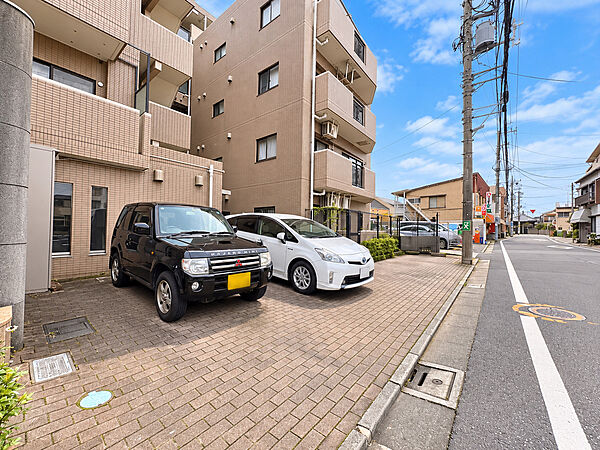 本物件の駐車スペースです。車種制限のある場合もございますので、お気軽にお問い合わせくださいませ。