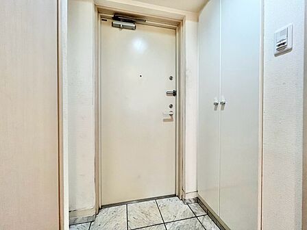 シューズボックスを完備した玄関です。