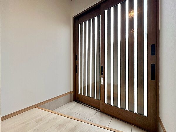 シューズボックスを完備した玄関です。
