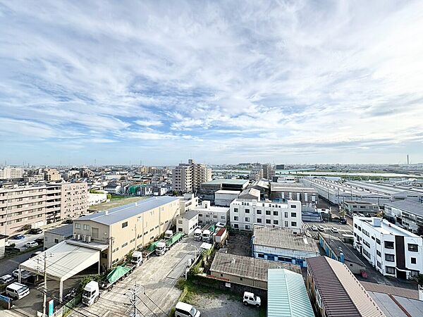 窓を開けると広がる青空。心をリフレッシュして日々を過ごしていきましょう。