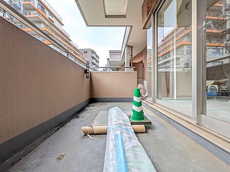 暮らしの中で、光と風を演出してくれるバルコニー。