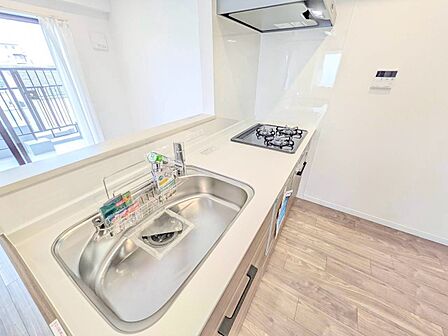 スマートな意匠と充実の機能を備えたキッチンが、暮らしにおいしい彩りを添えます。