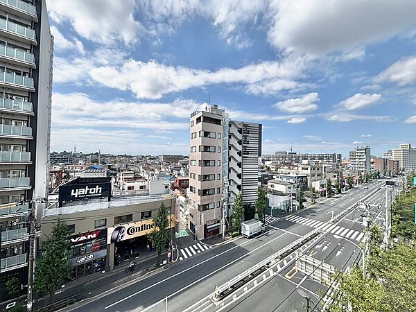 窓を開けると広がる青空。心をリフレッシュして日々を過ごしていきましょう。